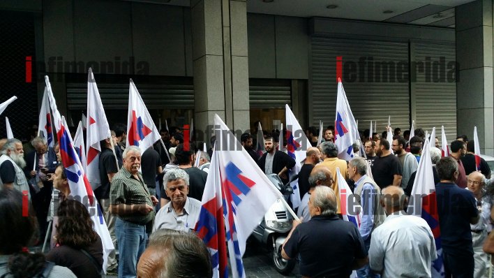 Κατάληψη του ΠΑΜΕ στο ΥΠΟΙΚ -Το τεράστιο πανό με τα... Μνημόνια Παπανδρέου, Σαμαρά, Τσίπρα [εικόνες] | iefimerida.gr 5