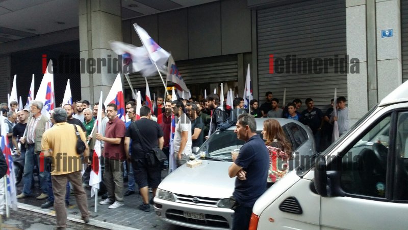 Κατάληψη του ΠΑΜΕ στο ΥΠΟΙΚ -Το τεράστιο πανό με τα... Μνημόνια Παπανδρέου, Σαμαρά, Τσίπρα [εικόνες] | iefimerida.gr 6