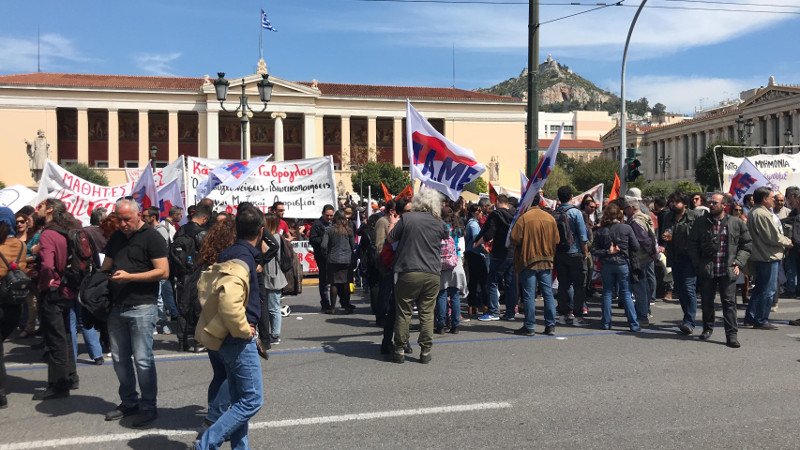 Συλλαλητήριο και πορεία στο Μαξίμου από καθηγητές και φοιτητές -Εκλεισαν Πανεπιστημίου και Σταδίου [εικόνες & βίντεο] | iefimerida.gr 0
