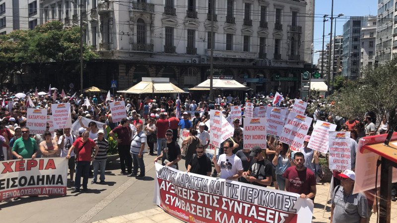 Πορεία στη Βουλή για το πολυνομοσχέδιο -«Οχι» στις περικοπές σε μισθούς και συντάξεις [εικόνες & βίντεο] | iefimerida.gr 0