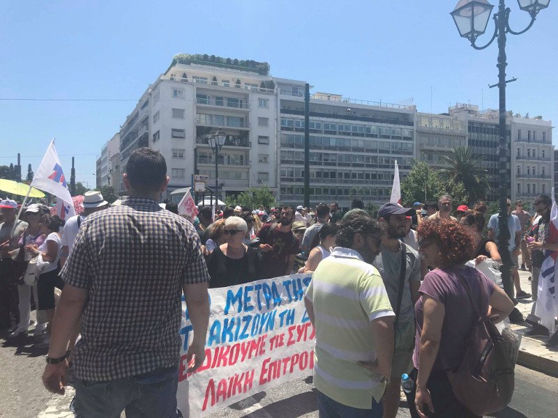 Συγκέντρωση έξω από την Βουλή από το ΠΑΜΕ- Οχι στις περικοπές του μνημονίου Τσίπρα | iefimerida.gr 0