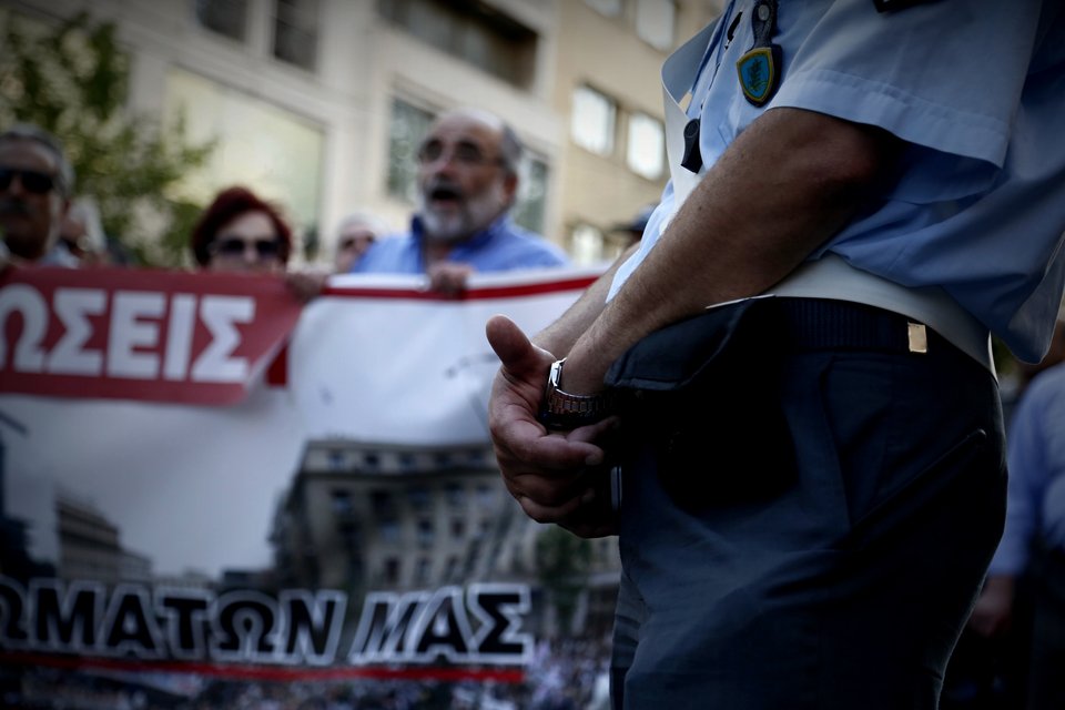 Η συγκέντρωση του ΠΑΜΕ και ο σκύλος που κέντρισε το ενδιαφέρον του Πολ Μέισον [εικόνες] | iefimerida.gr 9