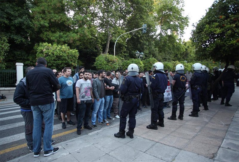 Το ΠΑΜΕ αιφνιδίασε το Μαξίμου - Εσπασε το αστυνομικό μπλόκο και διαδηλώνει [εικόνες&βίντεο] | iefimerida.gr 1