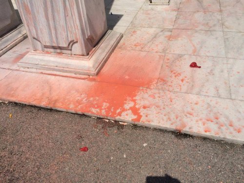 Θεσσαλονίκη: Μέλη του ΠΑΜΕ πέταξαν μπογιές στο Νατοϊκό Στρατηγείο [εικόνες & βίντεο] | iefimerida.gr 2