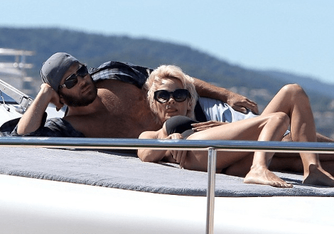 Η Πάμελα Αντερσον με μαγιό αλά Baywatch κάνει γιόγκα μεσοπέλαγα [εικόνες] | iefimerida.gr 0