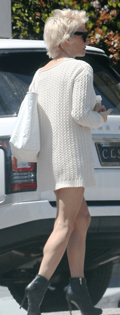 Η Πάμελα Αντερσον στους δρόμους του Χόλιγουντ χωρίς το παντελόνι της [εικόνες] | iefimerida.gr 1