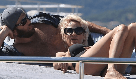 Η Πάμελα Αντερσον με μαγιό αλά Baywatch κάνει γιόγκα μεσοπέλαγα [εικόνες] | iefimerida.gr 1