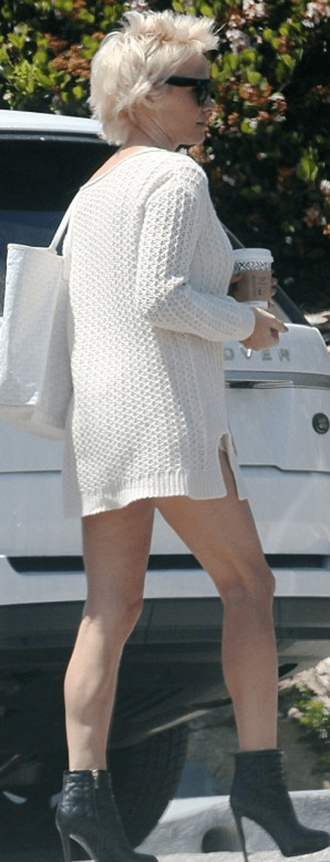 Η Πάμελα Αντερσον στους δρόμους του Χόλιγουντ χωρίς το παντελόνι της [εικόνες] | iefimerida.gr 2