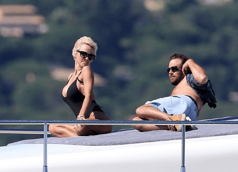 Η Πάμελα Αντερσον με μαγιό αλά Baywatch κάνει γιόγκα μεσοπέλαγα [εικόνες] | iefimerida.gr 2