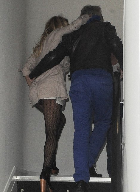 Η Πάμελα Αντερσον «λιώμα» από το ποτό μας δείχνει το εσώρουχό της [εικόνες] | iefimerida.gr 1