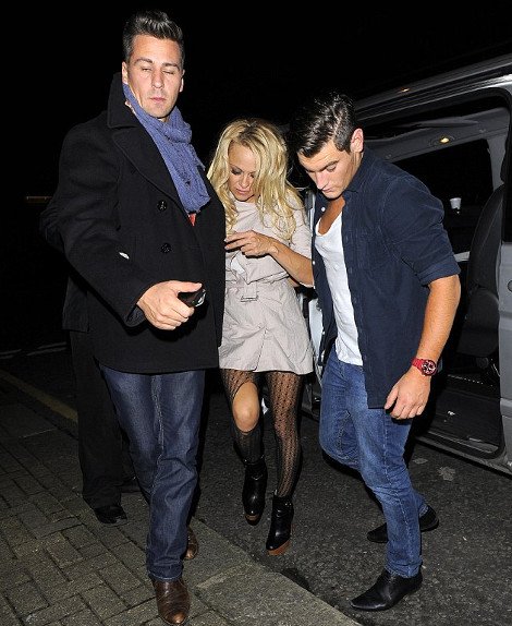 Η Πάμελα Αντερσον «λιώμα» από το ποτό μας δείχνει το εσώρουχό της [εικόνες] | iefimerida.gr 4