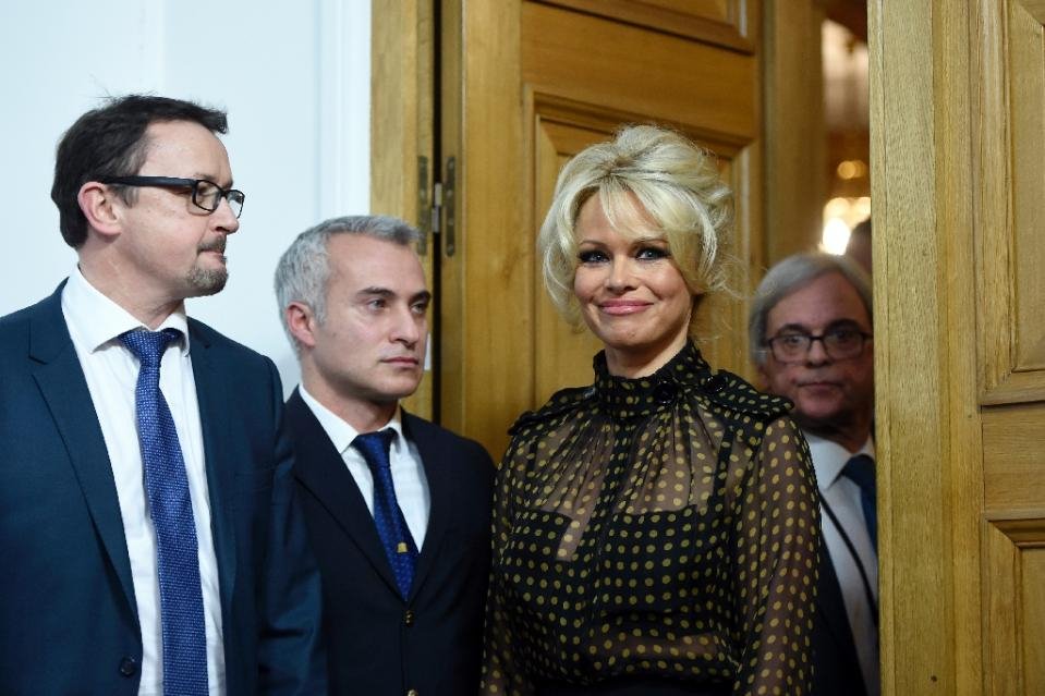 Η σιθρού μπλούζα της Πάμελα Αντερσον που σκανδάλισε τους Γάλλους βουλευτές [εικόνες] | iefimerida.gr 2