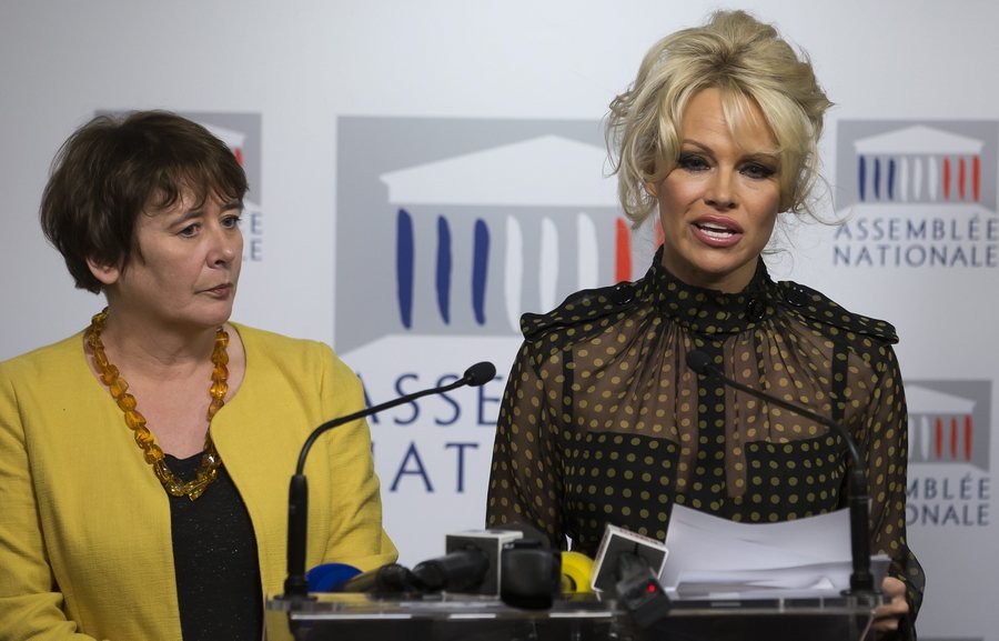 Η σιθρού μπλούζα της Πάμελα Αντερσον που σκανδάλισε τους Γάλλους βουλευτές [εικόνες] | iefimerida.gr 5