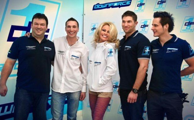 Η Πάμελα Άντερσον τώρα και σε αγώνες ράλι [εικόνες] | iefimerida.gr 1