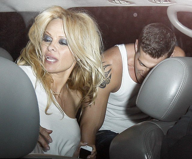 Μεθυσμένη και σε μαύρο χάλι η Πάμελα Άντερσον [εικόνες] | iefimerida.gr 1