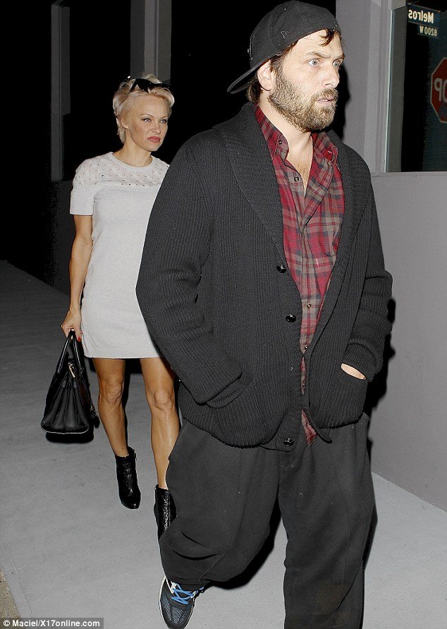 Η Πάμελα Αντερσον πετά τα ρούχα της για την Peta -Αισθησιακό στριπτίζ  για καλό σκοπό [εικόνες&βίντεο] | iefimerida.gr 1