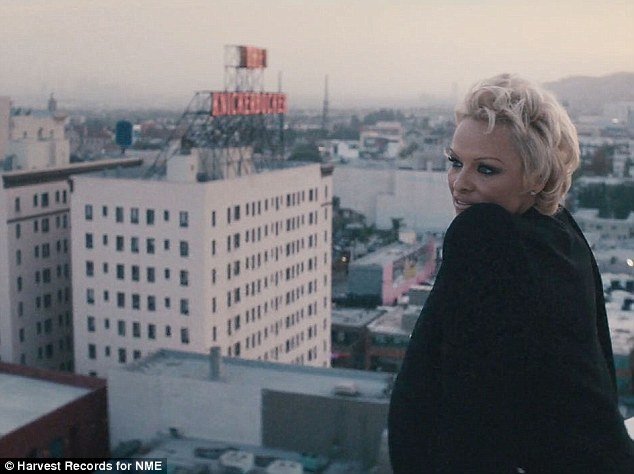 Οταν η Πάμελα Αντερσον απαγγέλει στίχους σε ταράτσα -Η απίθανη συνεργασία της με Βρετανό ροκ σταρ [εικόνες] | iefimerida.gr 1