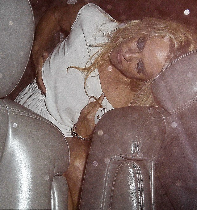 Μεθυσμένη και σε μαύρο χάλι η Πάμελα Άντερσον [εικόνες] | iefimerida.gr 2