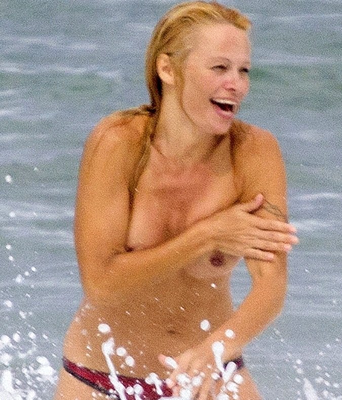 Τόπλες η Πάμελα Αντερσον προσπαθεί να κρυφτεί [εικόνες] | iefimerida.gr 2