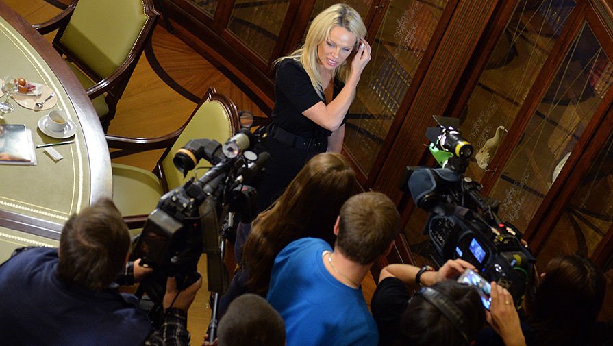 Η Πάμελα Αντερσον πήγε στο Κρεμλίνο -«Χάζεψε» το δεξί χέρι του Πούτιν με την ηθοποιό [εικόνες] | iefimerida.gr 0