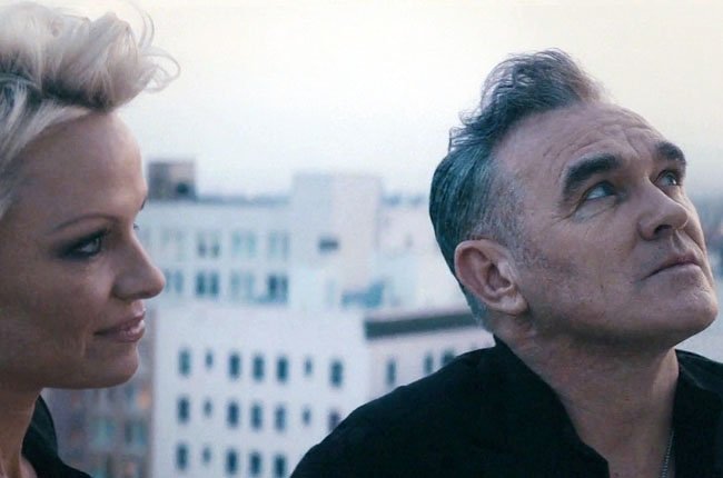 Οταν η Πάμελα Αντερσον απαγγέλει στίχους σε ταράτσα -Η απίθανη συνεργασία της με Βρετανό ροκ σταρ [εικόνες] | iefimerida.gr 0