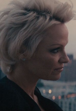 Οταν η Πάμελα Αντερσον απαγγέλει στίχους σε ταράτσα -Η απίθανη συνεργασία της με Βρετανό ροκ σταρ [εικόνες] | iefimerida.gr 2