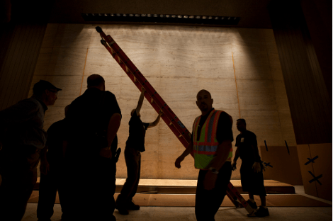 Eτσι τυλίγεις ένα γιγαντιαίο έργο του Πικάσο: Η διαδικασία που παρακολούθησε η Νέα Υόρκη με κομμένη την ανάσα [εικόνες] | iefimerida.gr 1