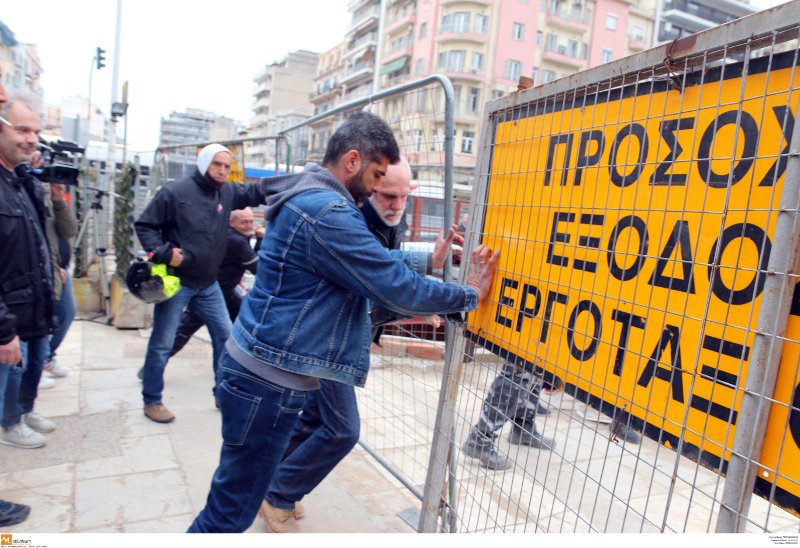 Θεσσαλονίκη: Επεισόδια στη συγκέντρωση για το θάνατο του 50χρονου χειριστή [εικόνες] | iefimerida.gr 2