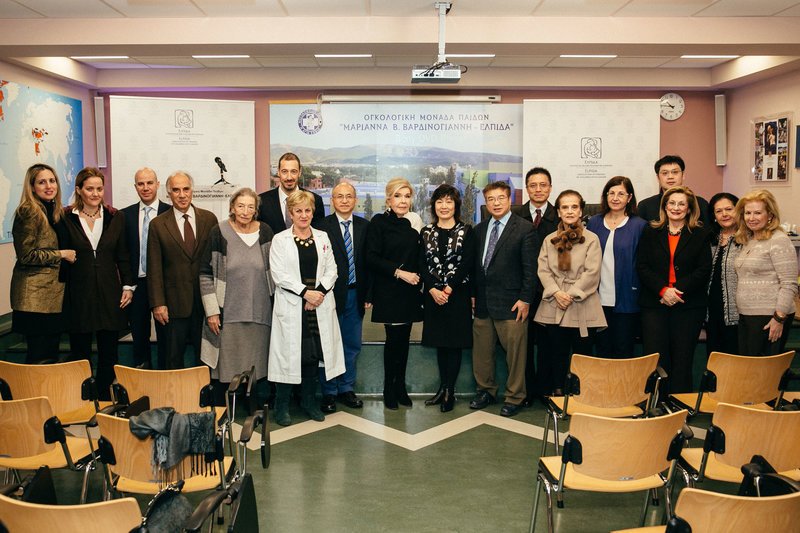 Μέλη των ΔΣ των Συλλόγων "ΕΛΠΙΔΑ" και "ΟΡΑΜΑ ΕΛΠΙΔΑΣ" και μέλη του ιατρικού και νοσηλευτικού προσωπικού της Ογκολογικής Μονάδας με την αντιπροσωπεία της Ακαδημίας της Κίνας