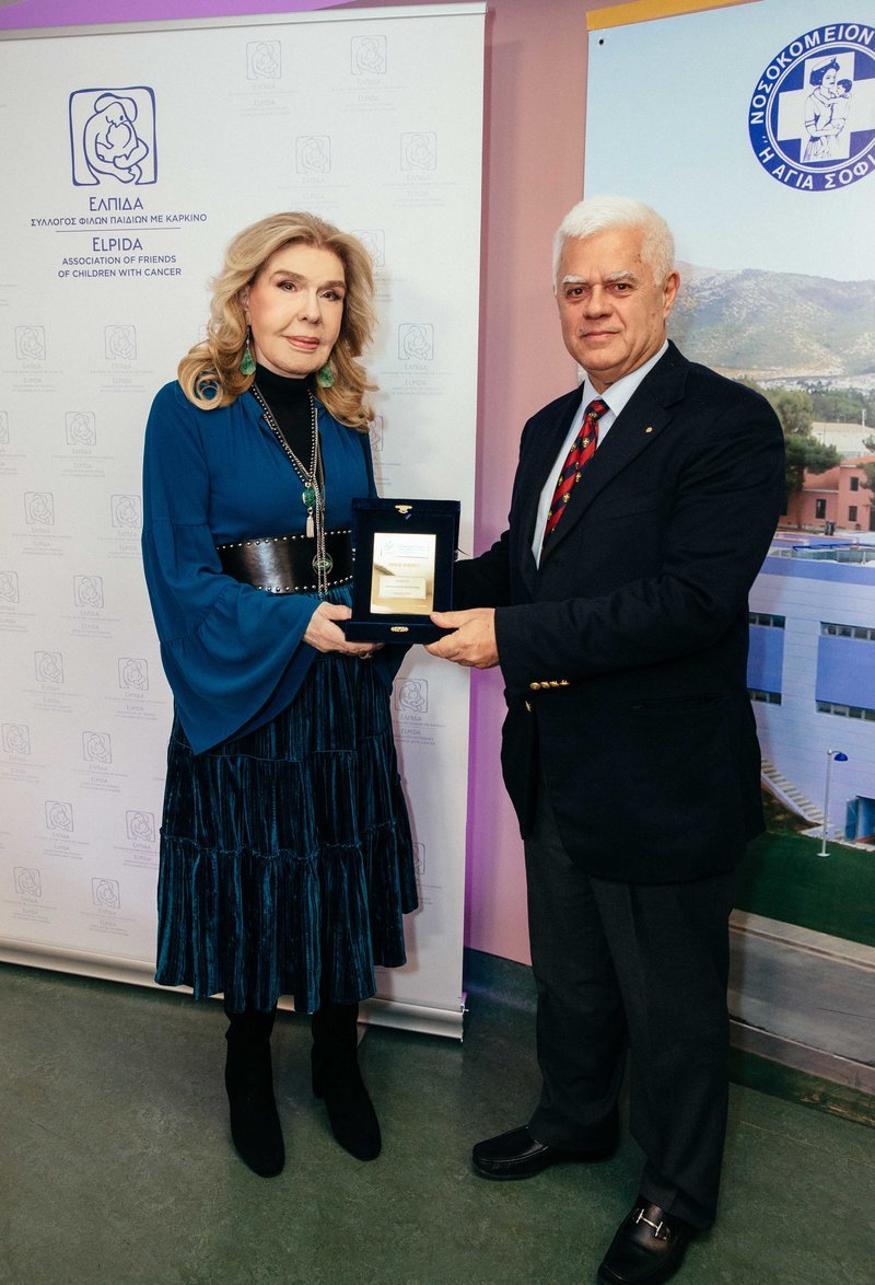 Η Μαριάννα Β. Βαρδινογιάννη απονέμει στον Ισίδωρο Κανέτη την τιμητική πλακέτα του Συλλόγου "ΟΡΑΜΑ ΕΛΠΙΔΑΣ"