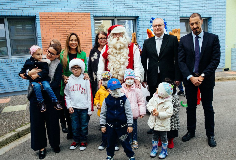 Ο Αγιος Βασίλης από το Ροβανιέμι μοίρασε δώρα και χαμόγελα στην Ογκολογική Μονάδα Παίδων [εικόνες]  | iefimerida.gr 5