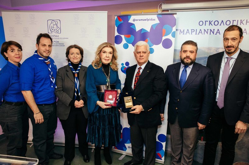 Η Μαριάννα Β. Βαρδινογιάννη και ο Διοικητής του Νοσοκομείου Παίδων Μανώλης Παπασάββας μαζί με τον Πρόεδρο και τα στελέχη των Ελλήνων Προσκόπων