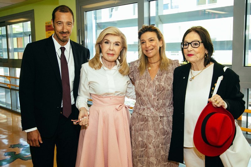 Ο Διοικητής του Νοσοκομείου Παίδων Μανώλης Παπασάββας, η Μαριάννα Β. Βαρδινογιάννη, η Μαργαρίτα Μάτσα και η Νάνα Μούσχουρη