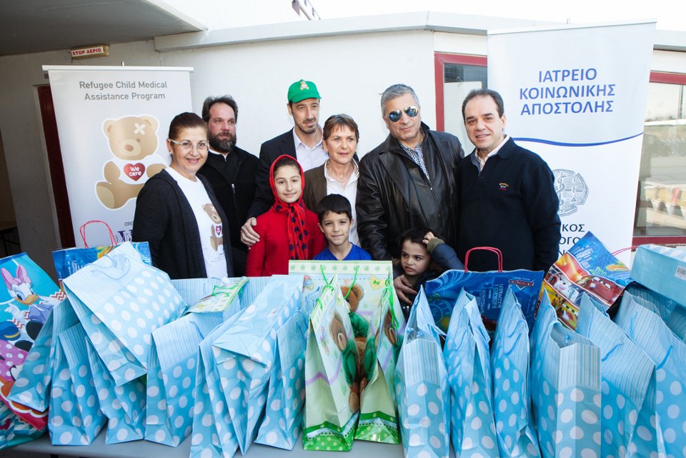 Δωρεάν γεύματα αγάπης στους πρόσφυγες στο Ελληνικό από την Αρχιεπισκοπή και την «Αποστολή» [εικόνες] | iefimerida.gr 2