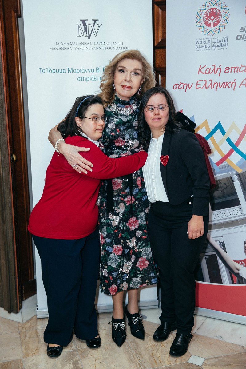 Η Μαριάννα Β. Βαρδινογιάννη με τις αθλήτριες των Special Olympics Όλγα Δασουρά και Νάνσυ Διαπούλη
