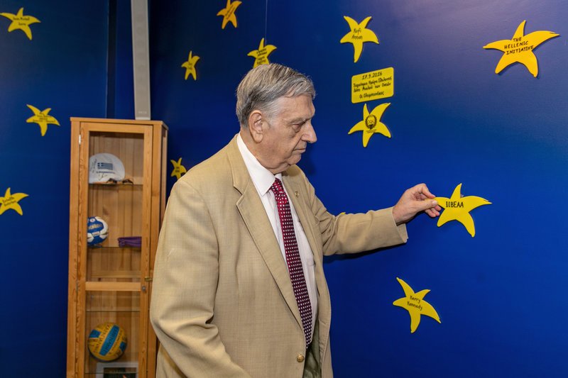 Ο Πρόεδρος της Ακαδημίας Αθηνών και Προεδρός του ΙΙΒΕΑΑ κύριος Αντώνιος Κουνάδης τοποθετεί το Αστέρι του ΙΙΒΕΑΑ στον "Τοίχο Αστεριών της ΕΛΠΙΔΑΣ"