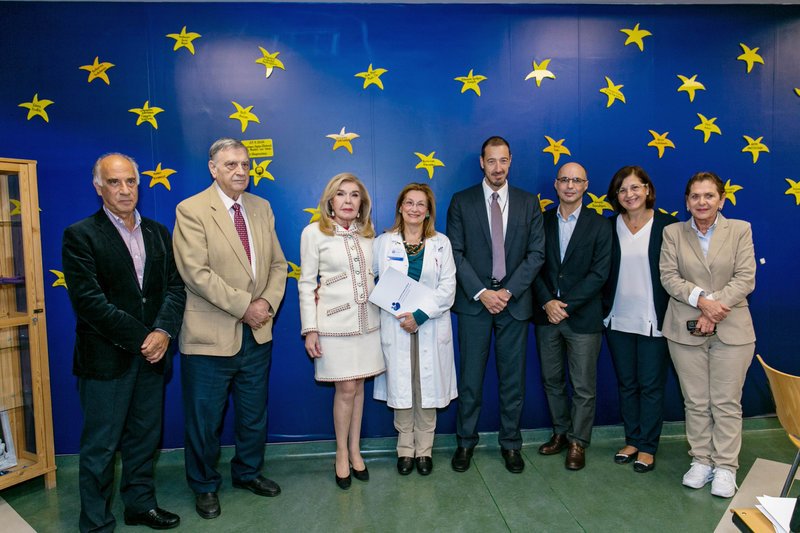 Η Μαριάννα Β. Βαρδινογιάννη και ο Αντώνιος Κουνάδης με το ιατρικό και νοσηλευτικό προσωπικό της Ογκολογικής Μονάδας Παίδων "Μαριάννα Β. Βαρδινογιάννη-ΕΛΠΙΔΑ"