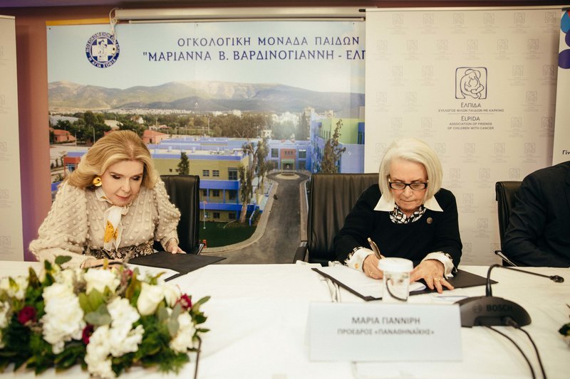 Η Μαριάννα Β. Βαρδινογιάννη και η Μαρία Γιαννίρη υπογράφουν την συμφωνία