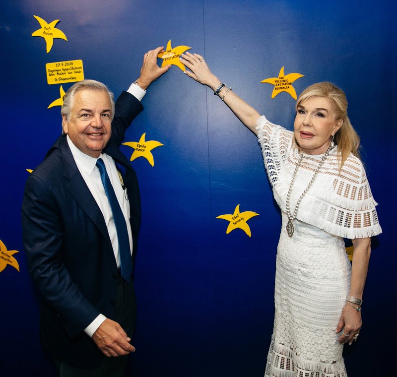 Η Μαριάννα Β. Βαρδινογιάννη με τον Πρόεδρο του Διοικητικού Συμβουλίου του «The Hellenic Initiative», κύριο George P. Stamas στον «Τοίχο των Αστεριών» της «ΕΛΠΙΔΑΣ»