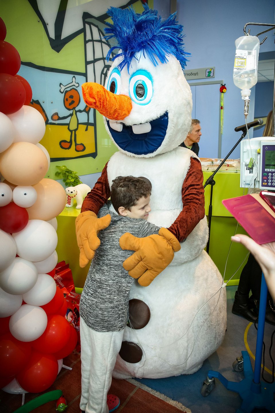 Ο Αγιος Βασίλης από το Ροβανιέμι μοίρασε δώρα και χαμόγελα στην Ογκολογική Μονάδα Παίδων [εικόνες]  | iefimerida.gr 1