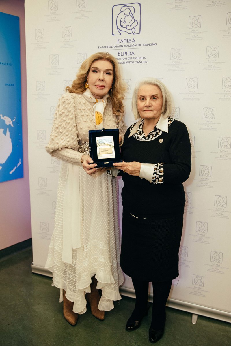 Η Μαριάννα Β. Βαρδινογιάννη απονέμει στην Μαρία Γιαννίρη την τιμητική πλακέτα του Συλλόγου "ΟΡΑΜΑ ΕΛΠΙΔΑΣ"