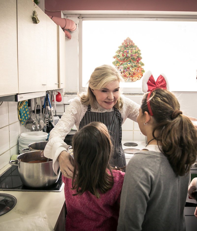 Η Μαριάννα Βαρδινογιάννη ετοίμασε ένα ζεστό γεύμα αγάπης για τα παιδιά της Νίκαιας [εικόνες] | iefimerida.gr 3