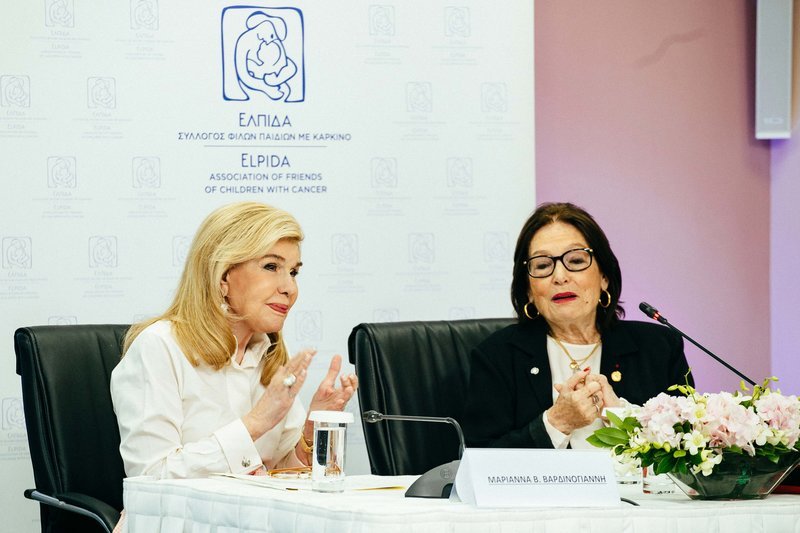 Η Μαριάννα Β. Βαρδινογιάννη και η Νάνα Μούσχουρη κατά τη διάρκεια της συνέντευξης τύπου