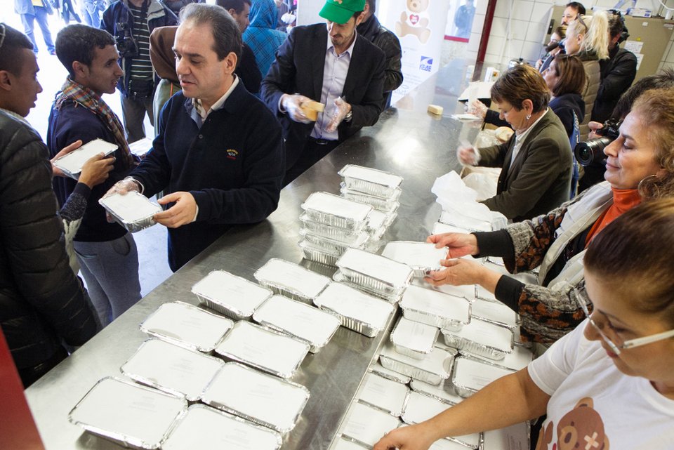 Δωρεάν γεύματα αγάπης στους πρόσφυγες στο Ελληνικό από την Αρχιεπισκοπή και την «Αποστολή» [εικόνες] | iefimerida.gr 0