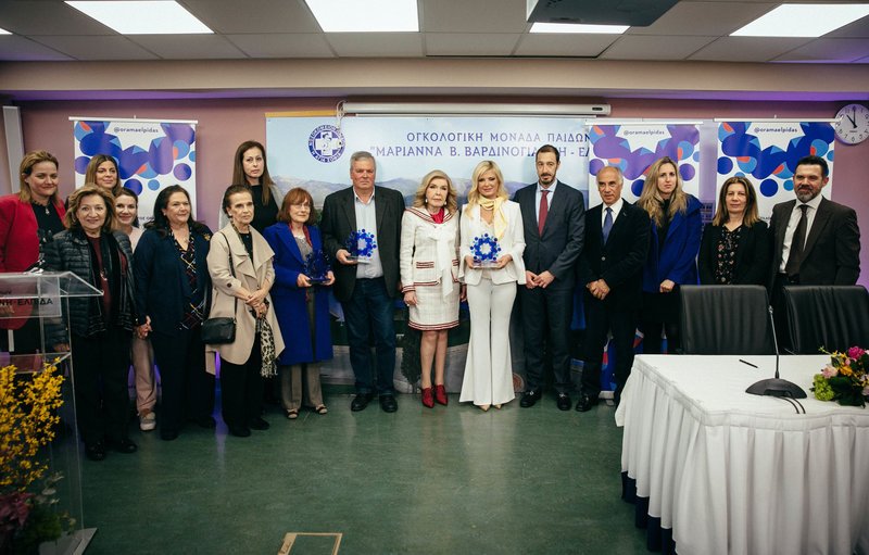 Ομαδική φωτογραφία αμέσως μετά την υπογραφή των Συμφώνων Συνεργασίας
