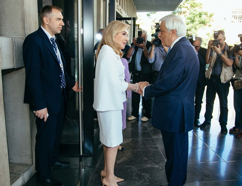 Η Μαριάννα Β. Βαρδινογιάννη υποδέχεται τον Πρόεδρο της Δημοκρατίας