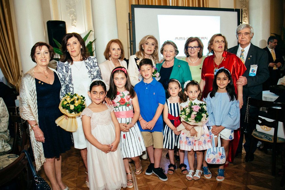 Ο Διοικητής 2470 περ. Δ.Ρ. Χρήστος Κίτσος μαζί με την κυρία Μαριάννα Β. Βαρδινογιάννη και τη σύζυγο του Προέδρου της Δημοκρατίας κυρία Σίσσυ Παυλοπούλου, την Προδιοικητή Μάρη Δεληβοριά, τη Βοηθό Διοικητή Ασπασία Καλλιέρου, την Προέδρο ομίλου Ντίντα Μανώλη , τη σύζυγο του Διοικητή Χρήστου Κίτσου, Άγλα και τη σύζυγο του ΑΓΕΕΘΑ Ναυάρχου Ευάγγελου Αποστολάκη , κυρία Δέσποινα Μαγγελάκη