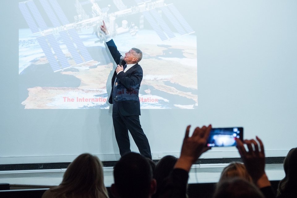 Η εκπληκτική διάλεξη του Υποψήφιου Βέλγου Αστροναύτη Dr. Ir. Vladimir Pletser από το Μητροπολιτικό Κολλέγιο Θεσσαλονίκης [εικόνες] | iefimerida.gr 0