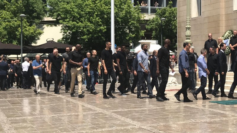 Η ομάδα μπάσκετ του Παναθηναϊκού αποχαιρετά τον Παύλο Γιαννακόπουλο- Συγκίνηση στην Μητρόπολη [εικόνες & βίντεο] | iefimerida.gr 0