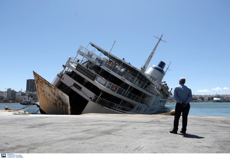 Μισοβυθισμένο στο λιμάνι του Πειραιά το «Παναγία Τήνου» -Τι θα γίνει τώρα | iefimerida.gr 1